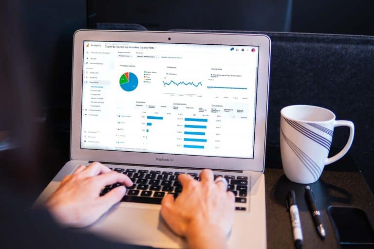 Marketing Digital Para Iniciantes. Imagem: Myriam Jessier, Unsplash.