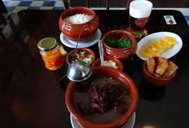 Feijoada Brasileira Raiz: Aquele Prato Que Abraça a Alma e o Estômago!